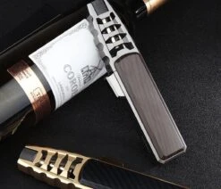 Merkloos Turbo Jetflame Aansteker - Gasbrander - Vuurwerk Torch - Crème Brûlée Brander - BBQ En Sigaren Aansteker - Windproof - Carbon Met Goudkleurige Metalen Behuizing -Kookgerei Serviesgoed Winkel 1200x1028