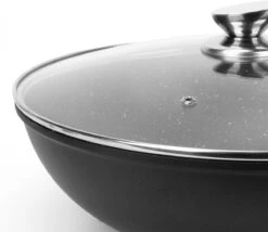 Swiss Pro+ - Marmeren Wokpan - Ø 32 Cm - Geschikt Voor Alle Warmtebronnen -Kookgerei Serviesgoed Winkel 1200x1038