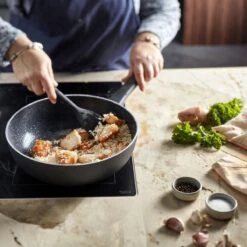 Demeyere Alu Classico 3 Wokpan – Inductie – Ceraforce Keramische Antikleeflaag – 28 Cm – PTFE En PFAS Vrij -Kookgerei Serviesgoed Winkel 1200x1200 284