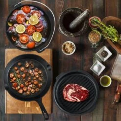 Dutch Mountains Gietijzeren Pannenset 7-delig - Dutch Oven – Braadpan - Grillpan - Hapjespan - Kookset In Houten Transportkist - Deksellifter - Brander -Kookgerei Serviesgoed Winkel 1200x1200 575