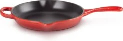 Le Creuset - Gietijzeren Ronde Skillet In Kersenrood 23cm 11 Le Creuset - Gietijzeren Ronde Skillet In Kersenrood 23cm -Kookgerei Serviesgoed Winkel 1200x397