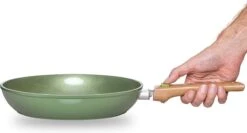 Just Vegan Koekenpan ECO Met Afneembaar Handvat 20 Cm Aluminium Groen -Kookgerei Serviesgoed Winkel 1200x646