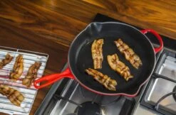 Le Creuset - Gietijzeren Ronde Skillet In Kersenrood 23cm 10 Le Creuset - Gietijzeren Ronde Skillet In Kersenrood 23cm -Kookgerei Serviesgoed Winkel 1200x787