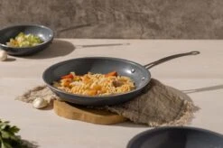 Swiss Pro+ - Koekenpannenset - 3 Delig - Keramisch - Inductie - Milieuvriendelijk - PFAS - PFOA Vrij - Sapphire Green -Kookgerei Serviesgoed Winkel 1200x799 1