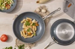 Swiss Pro+ - Koekenpannenset - 3 Delig - Keramisch - Inductie - Milieuvriendelijk - PFAS - PFOA Vrij - Sapphire Green -Kookgerei Serviesgoed Winkel 1200x799 2