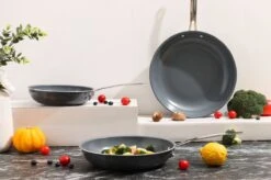 Swiss Pro+ - Koekenpannenset - 3 Delig - Keramisch - Inductie - Milieuvriendelijk - PFAS - PFOA Vrij - Sapphire Green -Kookgerei Serviesgoed Winkel 1200x799