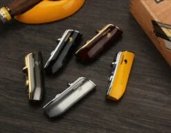 Cohiba® Sigarenaansteker - Sigarenboor - Sigaren - Sigaar - Cohiba Aansteker - Sigarenboor - Sigaren Accessoires - Sigarenknipper - Sigaar Aansteker - Cohiba - Incl. Luxe Geschenkdoos - Zwart -Kookgerei Serviesgoed Winkel 1200x934 1