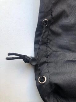 Merkloos Kamado BBQ Large Beschermhoes Cover Tot 25" Inch - Hoes Zwart Groot - O.a. Big Green Egg, Grill Guru, Kamado Joe Classic, Patton, The Bastard, Takumi, Tarrington House -Kookgerei Serviesgoed Winkel 899x1200 5