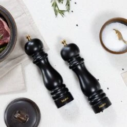 Deleca Luxe Peper En Zoutmolen Set - Met Geschenkdoos - Zout / Pepermolen - Rubberhout - Zwart & Goud 18 Deleca Luxe Peper En Zoutmolen Set - Met Geschenkdoos - Zout / Pepermolen - Rubberhout - Zwart & Goud -Kookgerei Serviesgoed Winkel 1200x1200 144