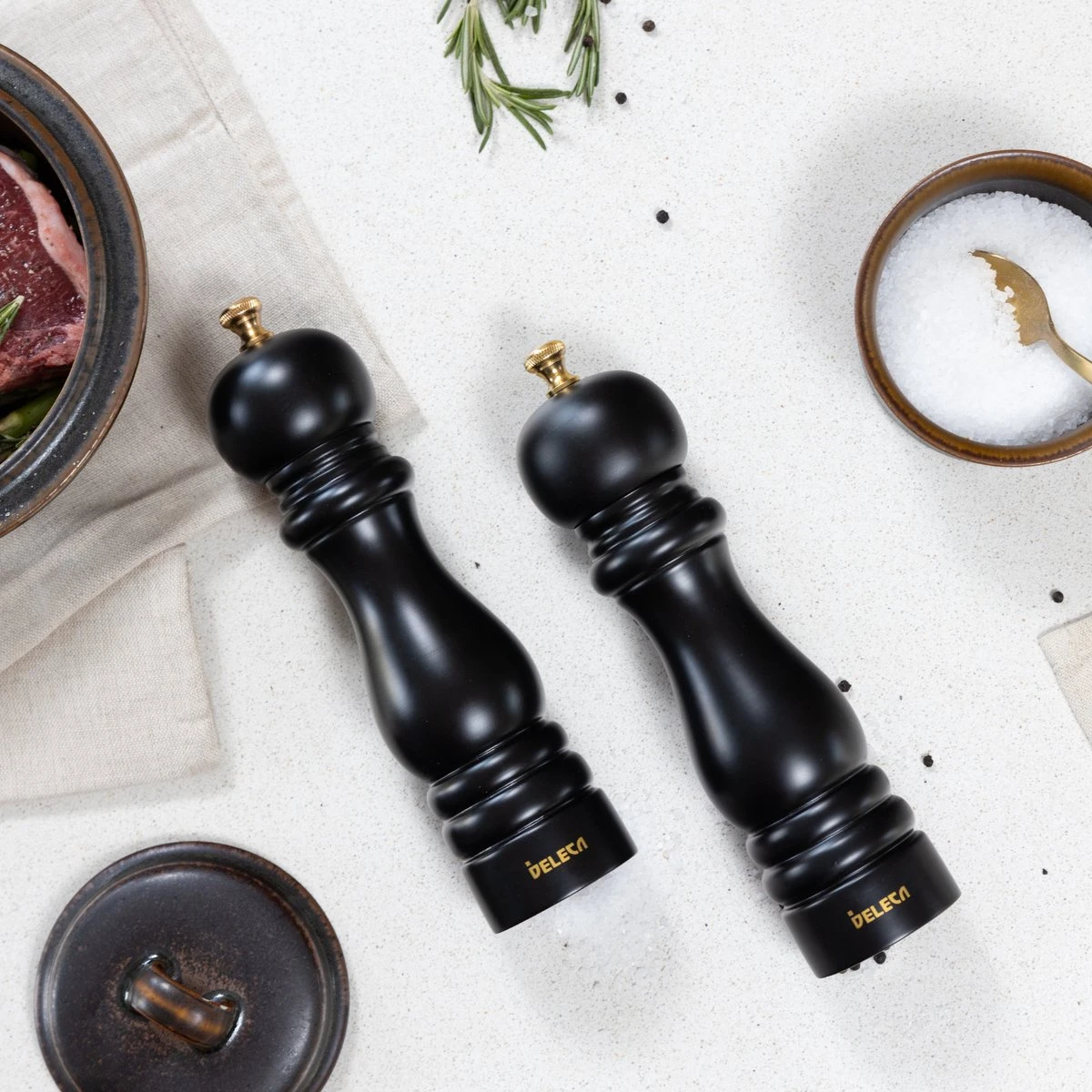 Deleca Luxe Peper En Zoutmolen Set - Met Geschenkdoos - Zout / Pepermolen - Rubberhout - Zwart & Goud 8 Deleca Luxe Peper En Zoutmolen Set - Met Geschenkdoos - Zout / Pepermolen - Rubberhout - Zwart & Goud - Afbeelding 8