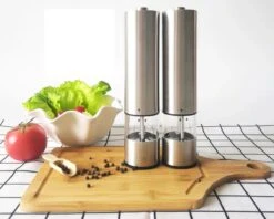 MD-Goods ® Elektrische Peper En Zoutmolen Set - Pepermolen - RVS - Cadeau - Restaurant Kwaliteit -Kookgerei Serviesgoed Winkel 1200x960