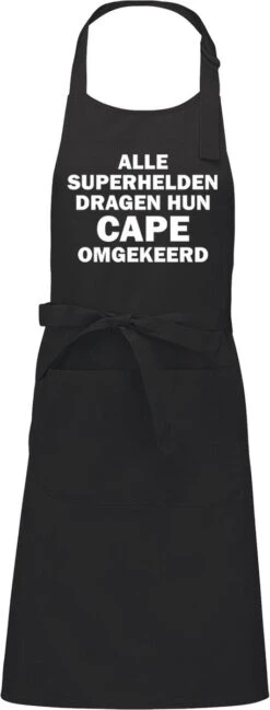 KARIBAN ALLE SUPERHELDEN DRAGEN HUN CAPE OMGEKEERD Herenschort - Zwart Met Witte Tekst - One Size (volwassenen) - Luxe Schort - Keuken | Barbeque | BBQ | Bedienings Schort - Grappige Teksten | Designs - Voor De Stoere Man - Verstelbaar - Cadeau -Kookgerei Serviesgoed Winkel 457x1200